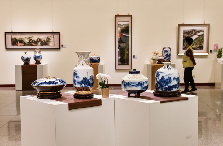 藝術家卓麗秋在台北中正紀念堂1展廳推出「心月意境：卓麗秋（心月）山水青花瓷個展」，30日舉行開幕記者會，展示多件結合傳統與時尚美感的青花瓷作品。