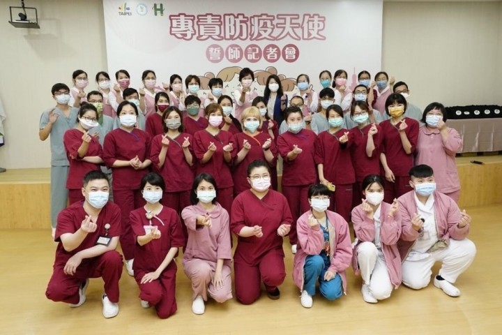 台北市立聯合醫院和平院區轉型為只收確診病患的防疫專責醫院，為因應人力缺口，市府日前發布專責護理師招募令，共錄取50名「防疫天使」。（台北市政府提供）