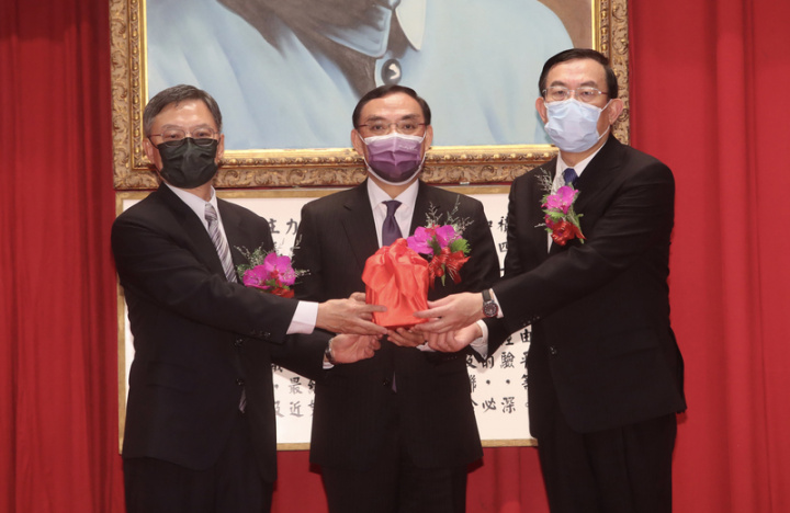 最高檢察署卸、新任檢察總長交接典禮9日在法務部舉行，由法務部長蔡清祥（中）擔任監交人，卸任檢察總長江惠民（左）將印信交接給新任檢察總長邢泰釗（右）。