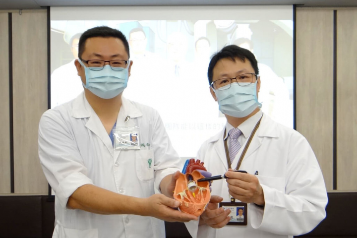 奇美醫學中心心臟血管內科主任施志遠（右）及心臟血管外科主任吳南鈞（左）10日在衛教宣導會說明經導管主動脈瓣膜置換手術。（奇美醫學中心提供）