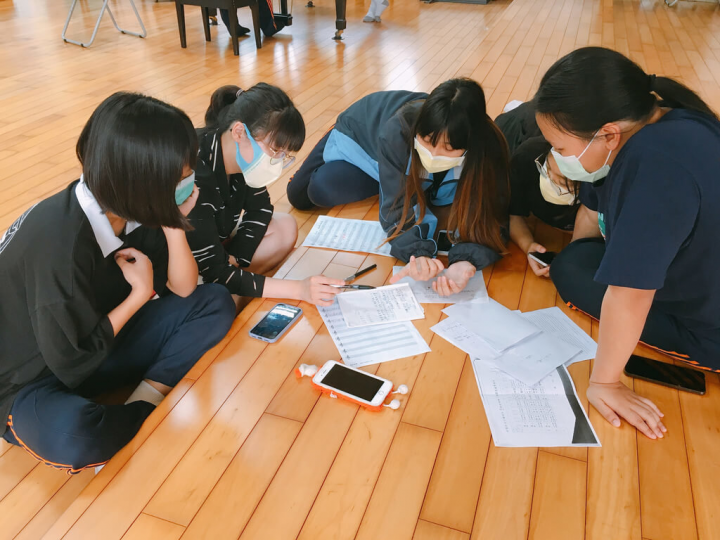 位在偏遠地區的六龜高中參加「高雄市本土語畢業歌曲創作比賽」，沒有受過音樂訓練的孩子們以哼唱古調為起點創作歌曲，一舉拿下國中組及高中組雙料冠軍。（高雄市政府提供）