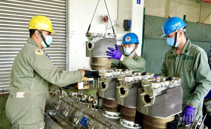 官兵在修復過程中，依照程序、步驟、要領執行，落實風險管控作為。（高保廠提供）