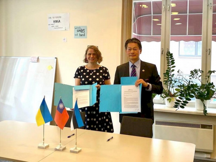 駐拉脫維亞代表李憲章(右)與愛沙尼亞難民協會援助服務部主任Anu Viltrop(左)簽署捐款合約，我國捐贈1百萬美元協助安置烏克蘭難民 (駐拉脫維亞代表處提供)