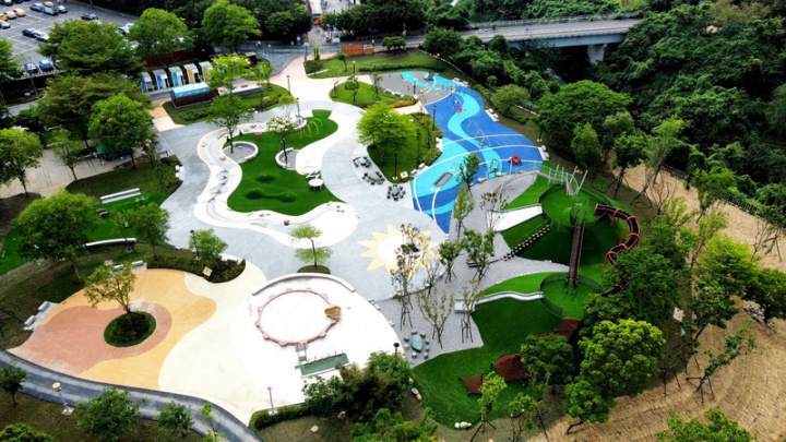 新北市陽光運動公園遊戲場民國110年啟動設施改善工程，預計今年6月將啟用，場內保留既有大樹並加入坡地地景與戲水元素，打造出以「陽光綠洲」為主題的自然地景遊戲場。 （新北市高灘處提供）