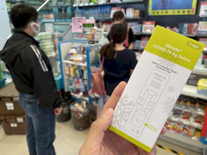 幾家大型連鎖藥局表示，因應消費者需求已加大唾液快篩販售量。