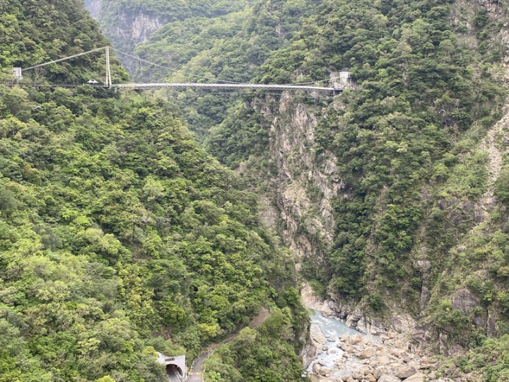 「布洛灣吊橋」從布洛灣台地橫跨過立霧溪，可以居高臨下俯瞰太魯閣峽谷，2020年8月12日正式啟用，全長196公尺，是無障礙的吊橋，輪椅和嬰兒車都可通行，適合各年齡層的遊客，開放以來已成為遊客喜愛的熱門景點。