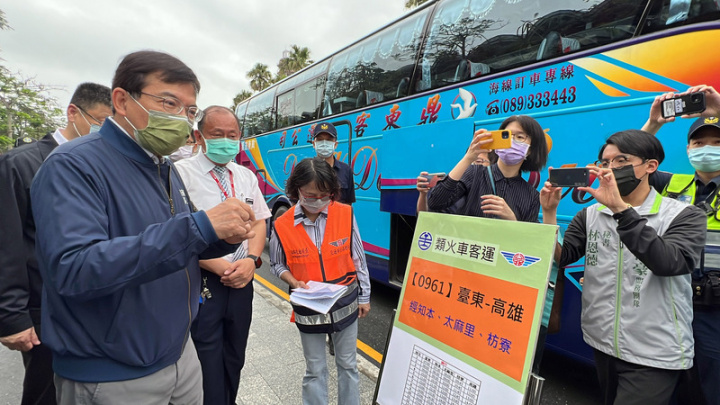交通部長王國材（左）1日上午到台東火車站關心類火車運輸狀況，感謝到場支援的公路局人員、志工和退休台鐵員工幫忙。