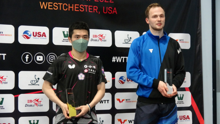 台灣桌球好手莊智淵（左）15日在世界桌球職業大聯盟（WTT）韋斯切斯特支線賽男單決賽以4比3擊敗德國好手杜達（右），拿下冠軍。