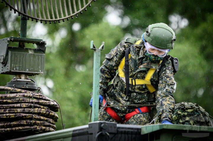 陸軍542旅通資連微波系統開設鑑測。（陸軍通訓中心提供）