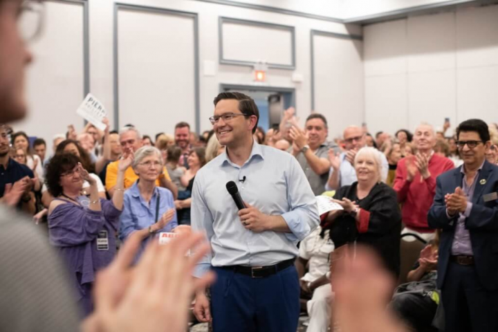 加拿大保守黨黨魁參選人溥禮瑞（中）25日表示「支持亞洲民主台灣的權利」。圖為溥禮瑞23日與支持者對談。（圖取自twitter.com/PierrePoilievre）