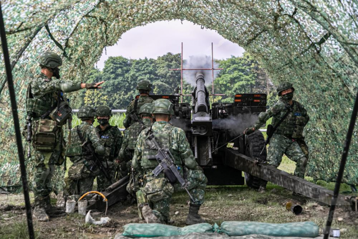 「發射了！」發射手拉火繩實施105榴砲射擊。（陸軍司令部提供）