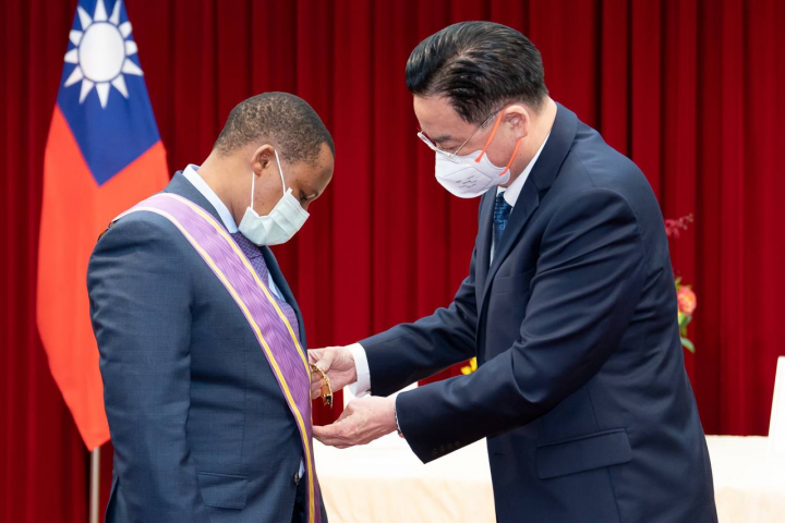 外交部長吳釗燮於本（2022）年5月19日下午代表總統頒贈「大綬景星勳章」予即將離任的史瓦帝尼王國駐台大使戴敏尼閣下。