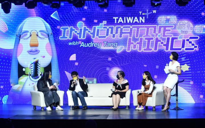 國際影音串流平台TaiwanPlus年度旗艦節目「唐鳳佮創新」國際記者會6日下午在台北舉行，行政院數位政委唐鳳（左）與多名首季節目嘉賓同台，暢談訪問與受訪心得。