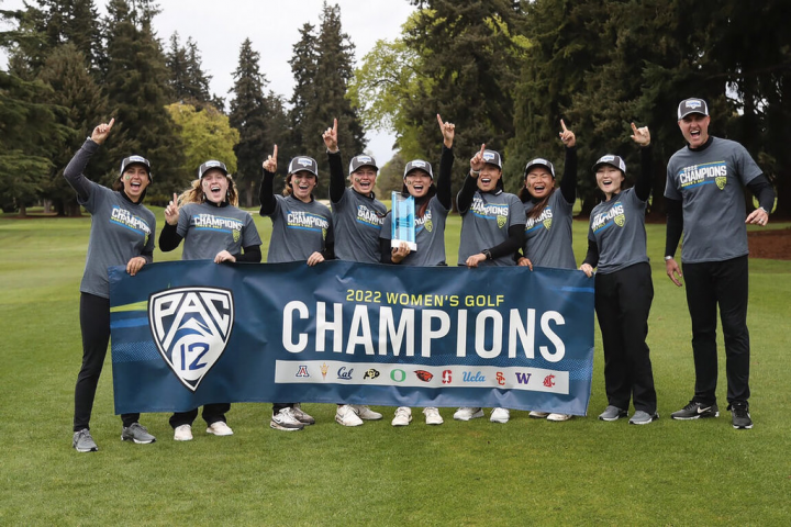俄勒岡大學女子高球校隊的台灣球員盧昕妤（右4）獲今年太平洋12校聯盟錦標賽個人冠軍，隊長林子涵（中）4月20日手持團體冠軍獎盃，與陳靜慈（右3）和隊友穿戴冠軍衣帽，與總教練萊德利（右1）慶祝歷史性的一刻。（林子涵提供）