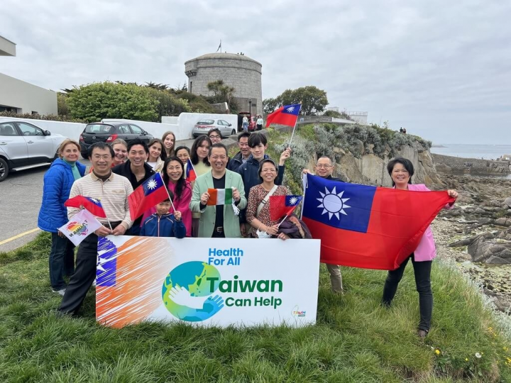 世界衛生大會（WHA）將登場，愛爾蘭台灣僑界15日在都柏林舉行挺台參加WHA健行活動，駐愛爾蘭代表楊子葆（前排穿綠色外套者）說，台灣「要出席，不缺席」。（駐愛爾蘭代表處提供）