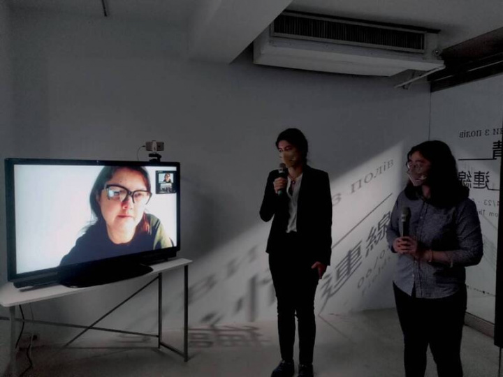 烏克蘭跨學科實踐平台Open Place的策展人Yulia Kosterieva（螢幕中人物）透過視訊分享「戰情–連線」交流展的展覽理念及烏克蘭現況。右起為台灣策展人陳念庭及助理策展人石楚芸。