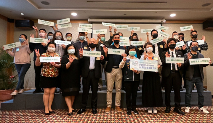 台東縣觀光協會結合旅宿業會員共同推出「3Q有您  打滿3劑台東住宿買2送1」優惠活動，4日舉行記者 會，鼓勵民眾趕快打滿3劑疫苗。