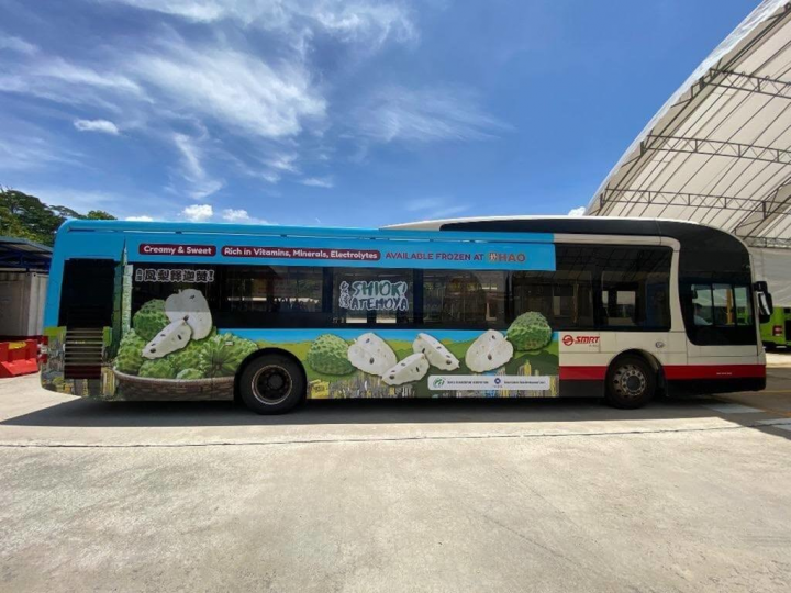 台灣冷凍鳳梨釋迦進軍新加坡，新加坡台灣貿易中心在當地公車打廣告宣傳。（新加坡台貿中心提供）