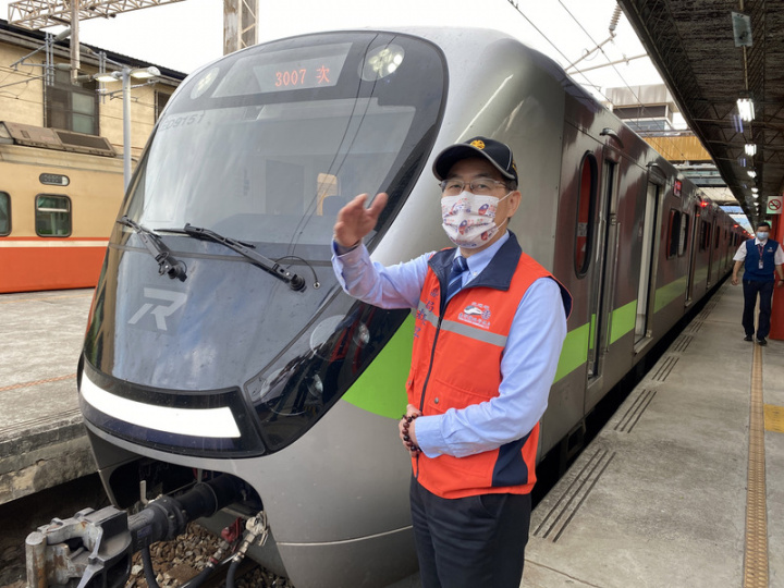  台鐵1日表定列車停駛，臨時機動開行18列次區間（快）車，首班3007車次1日清晨6時8分從彰化站出發，台鐵局副局長馮輝昇（前）一早到彰化站為員工加油打氣，並隨車搭3007車次南下。