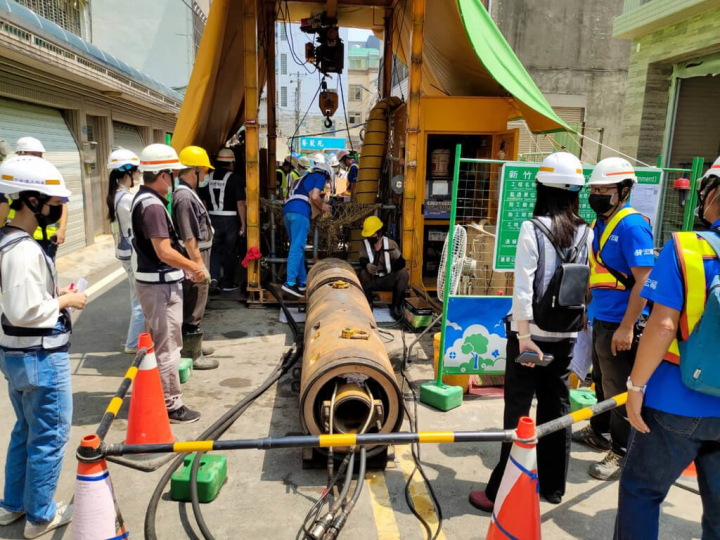 因應新竹縣人口不斷增長，為提昇民眾生活品質，新竹縣政府近年積極布建污水下水道建設，獲內政部營建署「污水下水道建設計畫考核評鑑」110年度評鑑甲等、110年用戶接管普及率增加最多特別獎。（新竹縣政府提供）
