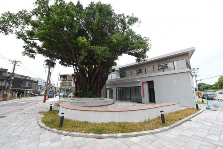 新竹市政府改建千甲市民活動中心完工，打造為複合式照顧據點。市府30日指出，千甲市民活動中心重建，不僅保留原址土地公廟，也留下老榕樹，在1樓戶外設置榕園休憩平台。（新竹市政府提供）