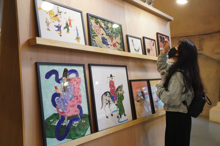 2022台北國際書展30特展「Visual Fanzine—台灣創作者交疊的圖像風景」，25日起在華山1914文化創意園區登場，有參觀者拿出手機拍下現場展品。