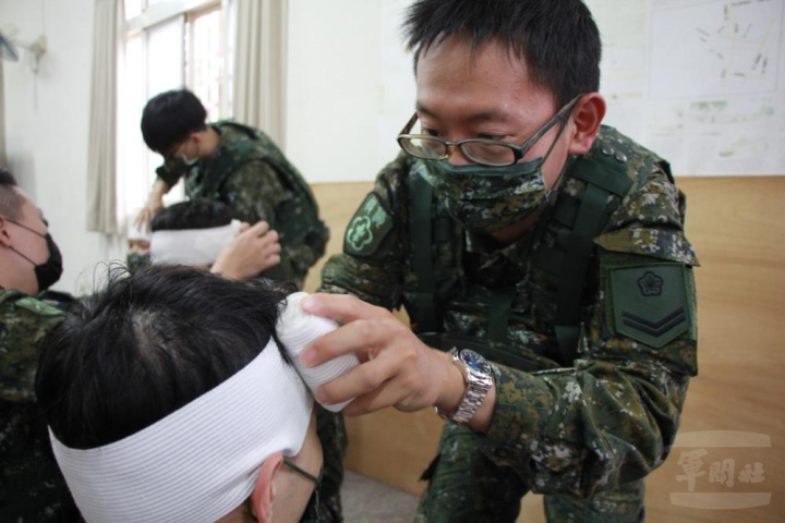 臺中市後備旅新制教育召集戰傷急救訓練。（後備指揮部提供）