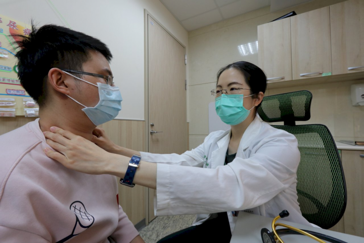 亞大醫院家醫科醫師徐維謙表示，反覆低血鉀會造成肌肉無力，發病時彷彿「鬼壓床」。(亞大醫院提供)