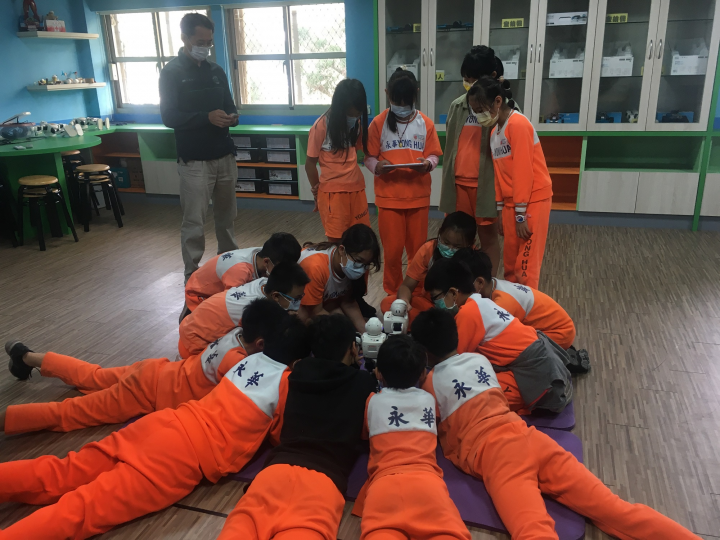 臺南市後甲國中進行機器人操作與指令的設計體驗課程。