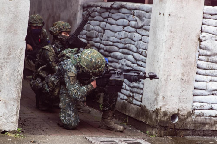 步兵104旅步兵營戰備任務訓練實施城鎮戰鬥，在街巷中進行攻防