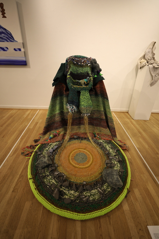 太魯閣族藝術家林介文透過編織方式創作「我的身體半座山」，凸顯太魯閣區域山林嚴重開發問題。