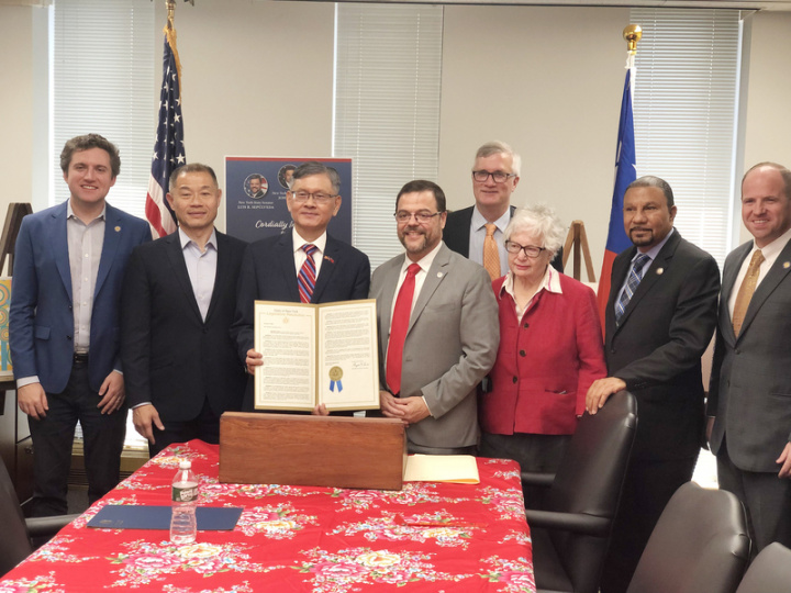 紐約州議會10日舉辦「友台聯誼茶會」，州參議員塞浦維達（Luis Sepulveda，左4）向駐紐約辦事處長李光章（左3）頒贈賀狀，台裔州參議員劉醇逸（左2）等議會領袖出席。（駐紐約辦事處提供）