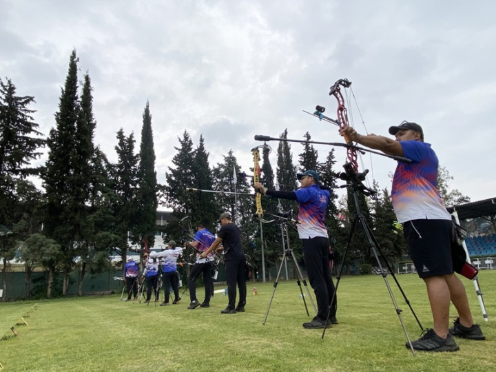 台灣射箭代表隊赴土耳其參賽並留在當地訓練，乾燥氣候、風速及當地食物都要適應。