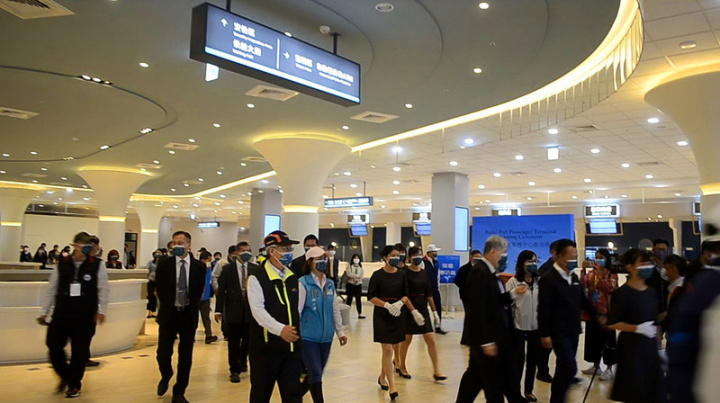 布袋商港旅客服務中心可容納2000人，設有愛心售票櫃檯、通關設施、候船室、親子候船區、智慧廁所、ATM、自動防疫門、商業空間與藝文空間等，16日正式啟用。