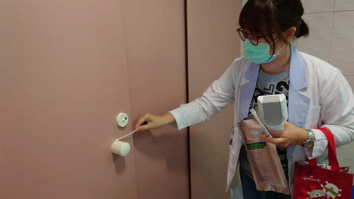 高雄市立大同醫院檢測公廁環境發現，水龍頭、擦手紙架旋鈕、公廁門把、坐式馬桶坐墊及洗手乳壓把等地方容易累積病菌。（大同醫院提供）