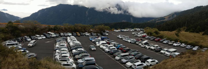 勞動節連假第2天，合歡山賞花車輛1日一早塞滿沿路停車場，不過高乘載管制持續奏效，省道台14甲線合歡山公路未塞車。圖為花蓮縣小風口停車場。（公路總局提供）