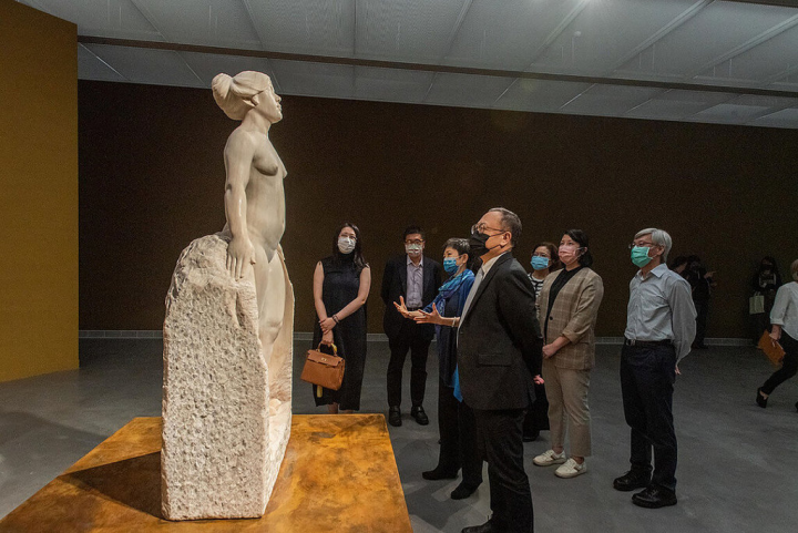 台灣雕塑家黃土水作品「甘露水」11日在高雄市立美術館的展覽空間中開箱定位，預計21日起在夏季大展「光－台灣文化的啟蒙與自覺」登場。（高雄市文化局提供）