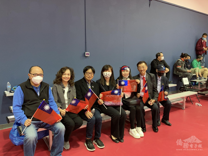 陳松、吳怡明、呂玉貞、莊雅淑、李文雄、宋貞、曾煥益（左起）等人在場邊加油