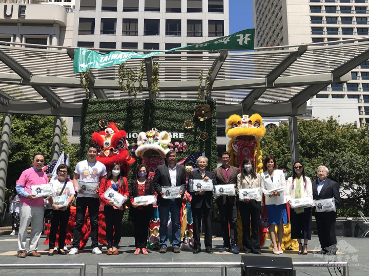 賴銘琪(右6)、主流人士、僑領與FASCA舞獅小組合影