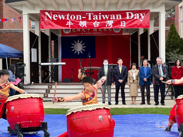 中華民俗藝術工作坊學員表演鑼鼓喧天，拉開牛頓臺灣日序幕