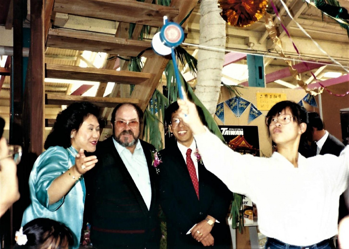 1990年紐西蘭華夏協會雙十國慶活動中李沈愛珠擔任公關接待人員