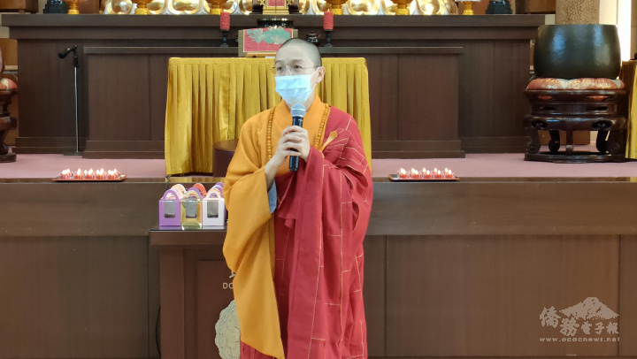 妙淨法師感謝Shobini Gunasekera大使及斯里蘭卡駐菲大使館館員們蒞臨萬年寺參加佛誕節暨母親節慶祝活動