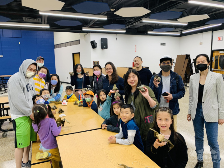 一年級的學生、老師和家長們一起吃粽子
