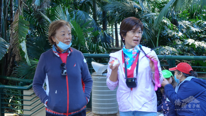 徐瑞霞女士(左)介紹客家點心製作過程