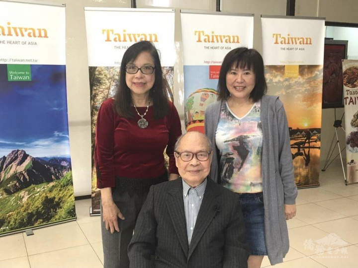 拍攝影片合照，中為103歲游芳憫教授，左1游教授女兒游蓬丹，右1為影片企劃管仁卿