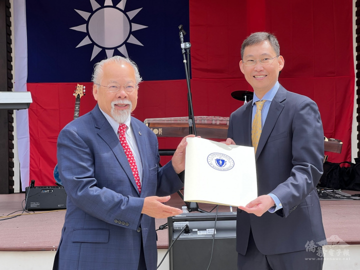 麻州眾議員黃子安送上州議會給牛頓臺灣日的表揚狀，由孫儉元代收