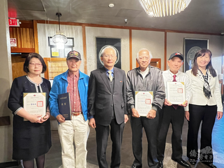 賴銘琪(左3)及莊雅淑(右1)共同頒發僑務榮譽職聘書(由左至右史慶瑩、呂文慶、楊恭莊、林茂聯)