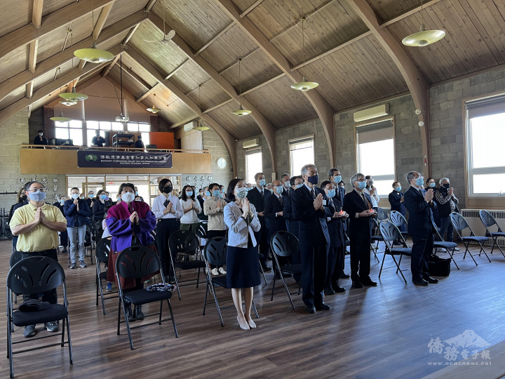 慈濟基金會加東分會5月8日佛誕節．母親節．慈濟日三節合一浴佛典禮活動中全體人員虔誠祈禱及大迴向