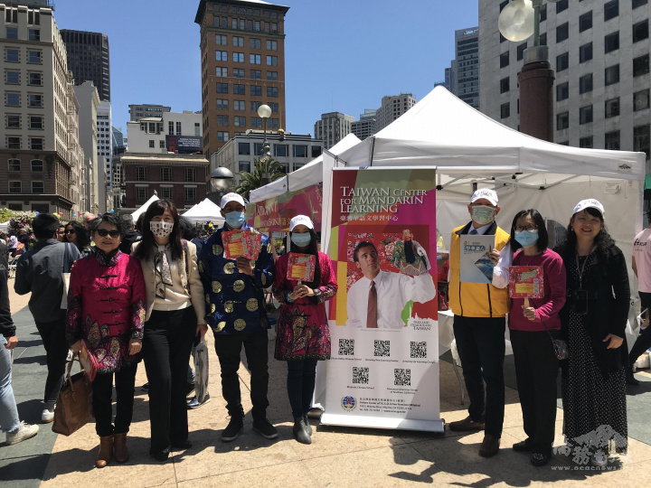 莊雅淑(左2)與斯郡牡丹中文學校、矽谷中文學校TCML師生合影