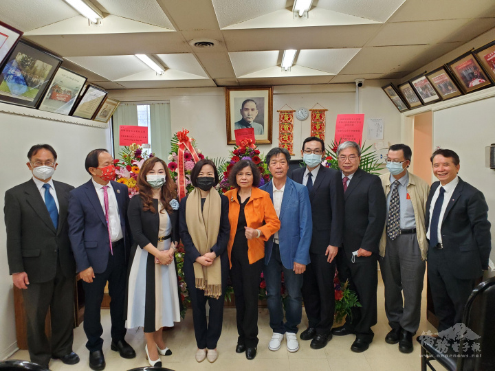 涉趣園主席陳桂玲(左五)、駐多辦事處處長陳錦玲(左四)、副處長陳冠中(左一)、僑教中心主任孫國祥(右四)、僑務委員張均鴻(右三)、林美玲(左三)、黃煌裕(右一)等合照